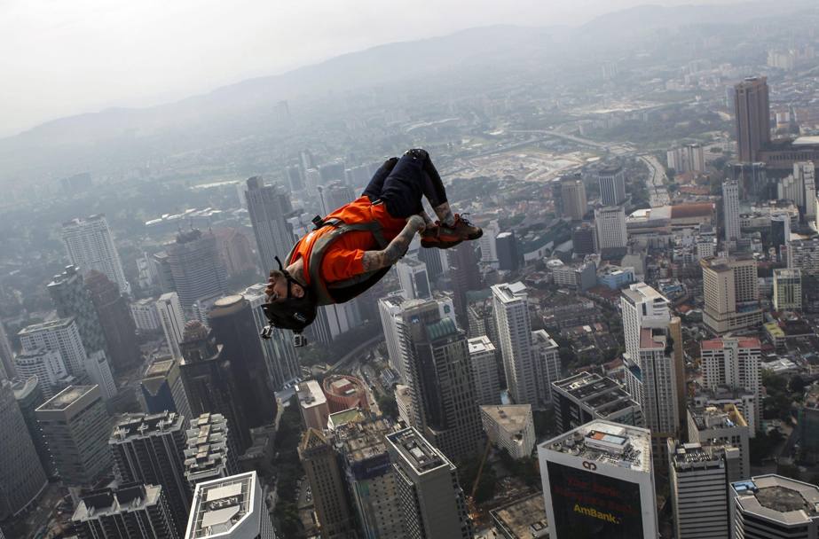 Lo statunitense David Shapiro durante l’annuale gara di salto dai 300 metri della Kuala Lumpur Tower (Epa)